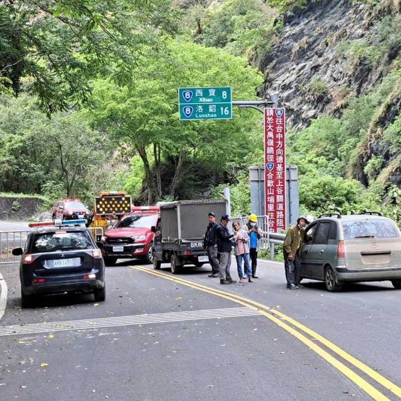 公路局抢通中横公路西向道路，因地震受困天祥天的游客终于可以回家。图／读者提供