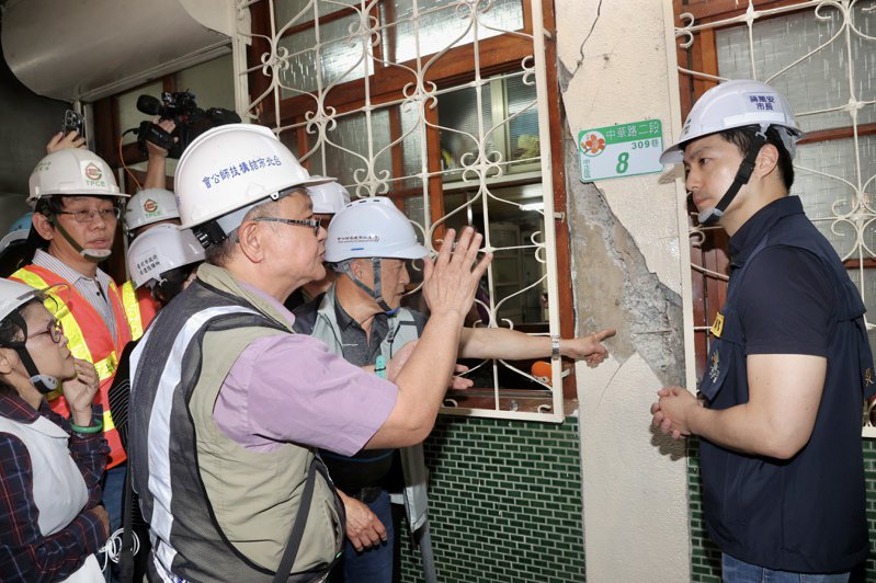 0403花蓮地震，造成台北市南機場整建住宅在地震當下多處樓梯斷裂、梁柱爆開，被判定有立即危險的紅單。台北市長蔣萬安（右）今天增加行程到場視察。記者林俊良／攝影