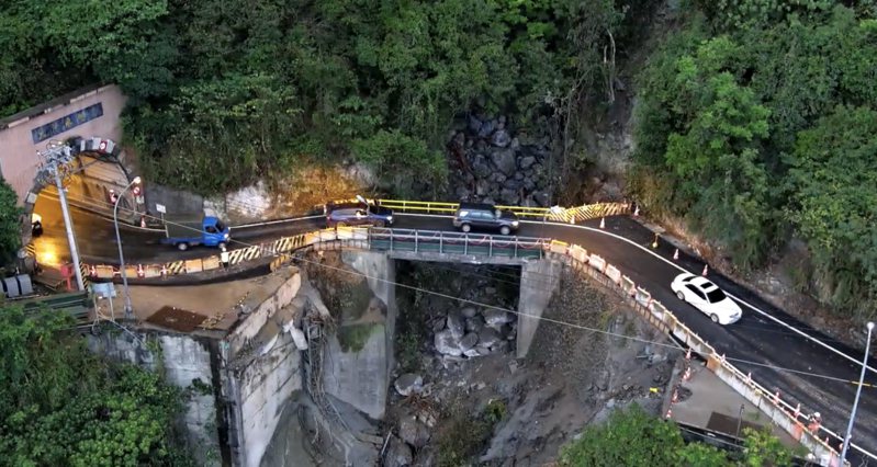 蘇花公路大清水隧道北口鋼便橋開放小車通行，到月底前每天採三時段開放，夜間封路。圖／公路局提供