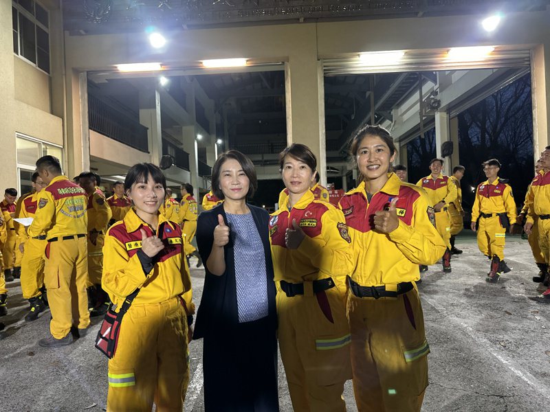 屏东县长周春米（左二）与这次参与搜救行动的女消防队员陈祈桦（右一）、高医护理师与医师。记者刘星君／摄影