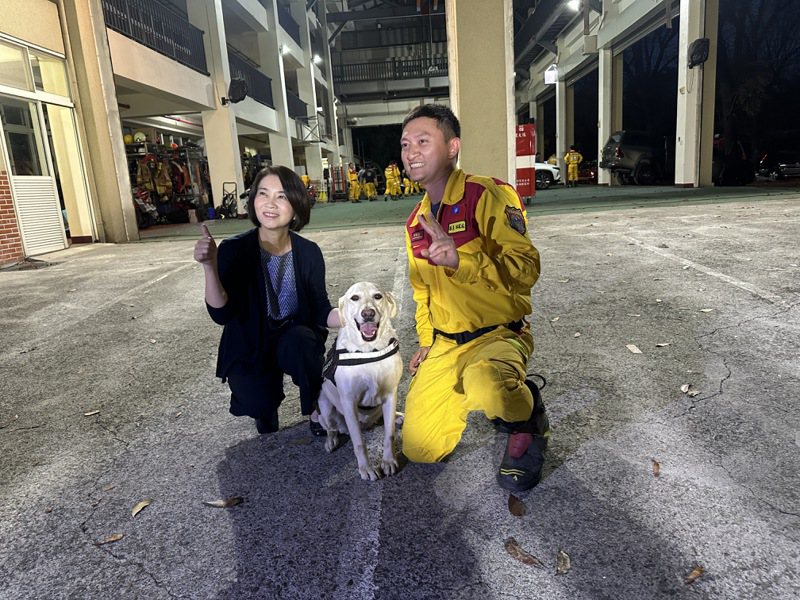 屏东县长周春米（左）与这次出勤救援的搜救犬Mona（中）与领犬员林家右。记者刘星君／摄影