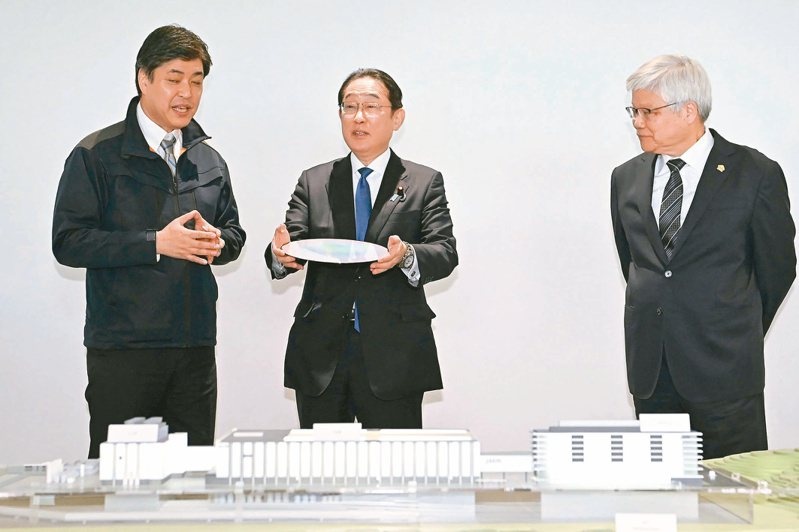日本首相岸田文雄（中）昨天參訪台積電熊本廠，總裁魏哲家（右）帶領JASM董事會一級主管接待。（美聯社）