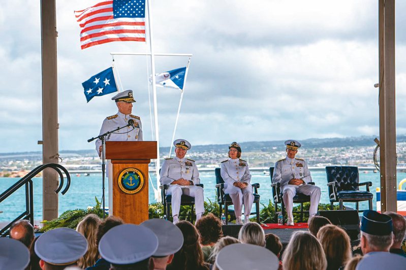 新任美國太平洋艦隊司令柯勒（左）四日在司令交接典禮致詞。圖／摘自美國太平洋艦隊官網