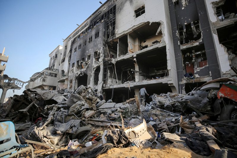 根據加薩民防發言人及當地居民，以色列軍隊歷經14天圍攻行動後於1日稍早撤出加薩市西法醫院，醫院內外驚見數十具遺體，大量建築設施遭受毀損。(路透)