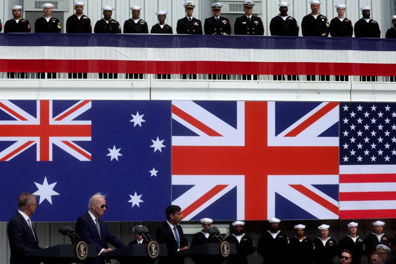 澳英美三方安全夥伴關係（AUKUS）傳出可望讓日本參與涉及高科技研發的AUKUS「第二支柱」。圖為美國總統、澳洲總理和英國首相在美國加州聖地亞哥洛馬角海軍基地舉行三邊會議後，就AUKUS 夥伴關係發表演說。路透