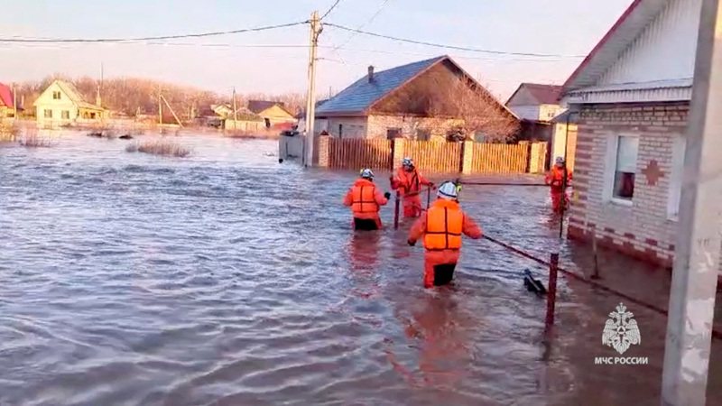 俄國邊界城市奧爾斯克（Orsk）日前因水壩潰堤引發洪災。 路透