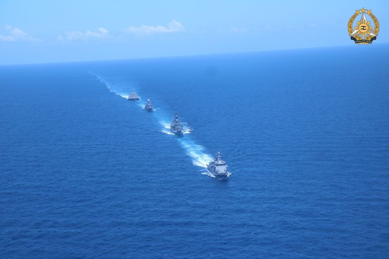 菲律賓海軍艦艇 BRP Antonio Luna (FF-151)、澳洲皇家海軍艦艇 HMAS Warramunga、日本海上自衛隊艦艇 JS Akebono 和美國海軍艦艇 USS Mobile （LCD-26 ）4月7日在南海舉行多邊海軍演習期間編隊。歐新社
