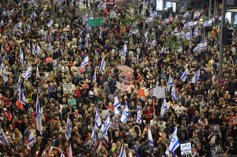 自去年10月7日爆发以哈战争至今即将届满半年，以色列于当地时间6日爆发反政府抗议，数千人聚集首都特拉维夫要求总理内唐亚胡下台，一名示威者因殴打员警遭到逮捕。欧新社(photo:UDN)