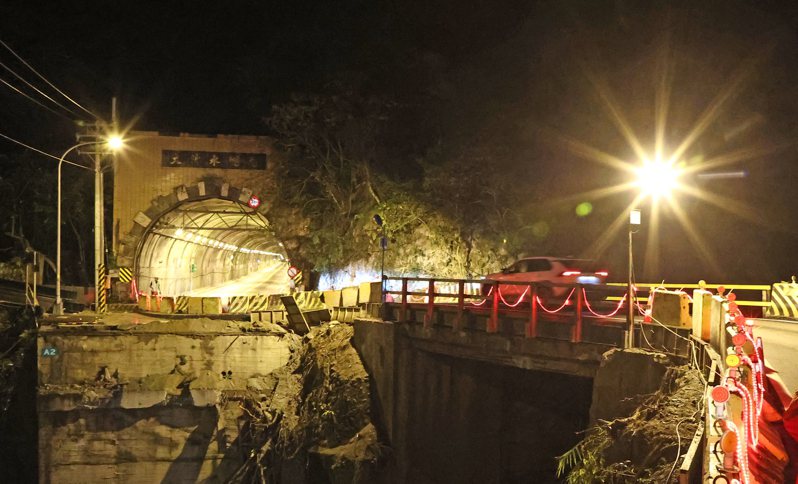 苏花公路下清水桥经抢修后通车，昨晚6时采单线双向开放通行。记者许正宏／摄影