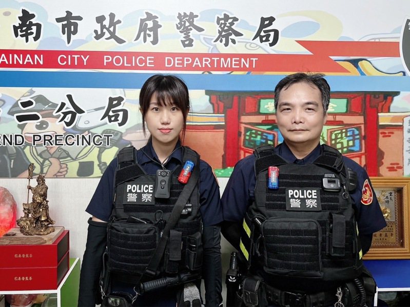 台南市警二分局博爱派出所警员张维（左）、潘敬文（右），热心协助失踪人口吕姓男子返家团聚。记者黄宣翰／翻摄