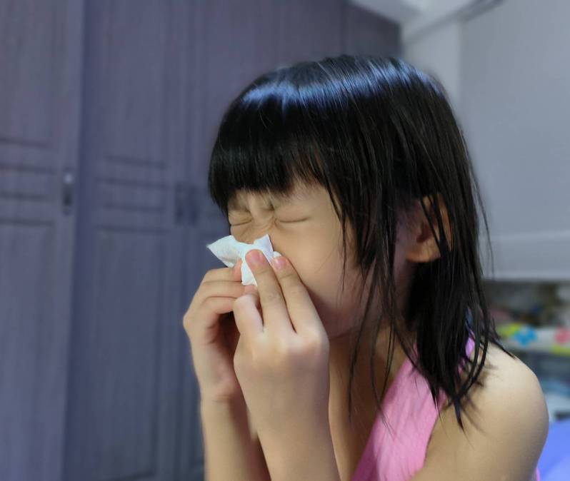小兒科醫師李仲翔表示，3到5月溫濕度變化明顯，是小朋友過敏及氣喘症狀發作的高峰期。示意圖，人物與新聞無關。圖／高醫岡山醫院提供