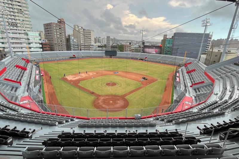 斥資12億元興建的新竹棒球場，被新竹市前市長林智堅自詡為任內重大政績，但前年7月爆發場地缺失爭議，造成職棒球員受傷。本報資料照片