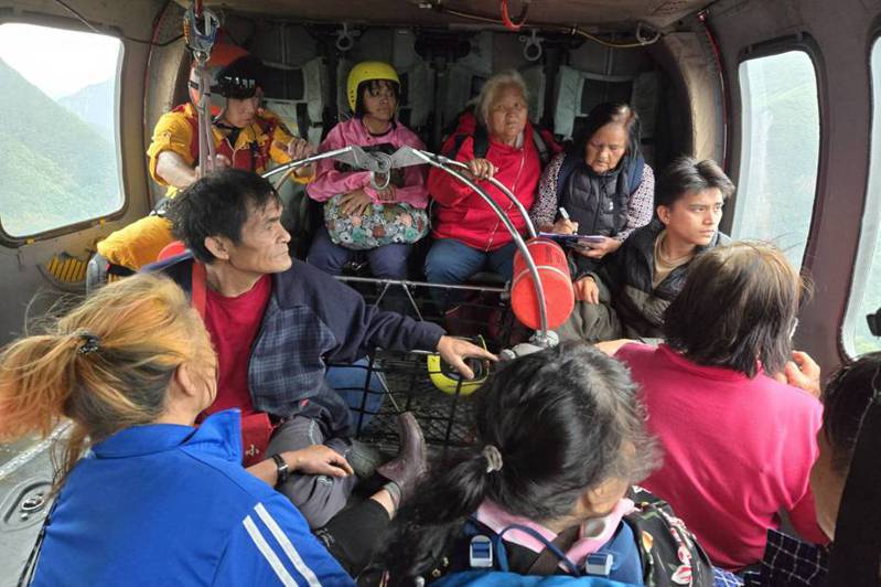 部落居民搭上直升機被救出時，從高處無奈望著自己的家園。圖／救援單位提供
