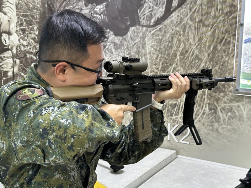 軍備局205廠人員展示T112戰鬥步槍。記者洪哲政／攝影