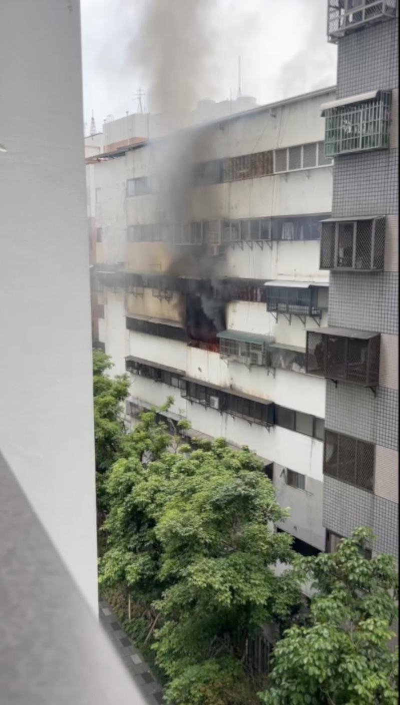 台中市北区梅亭街的公寓传出火警，有住户跑到顶楼避难。图／读者提供