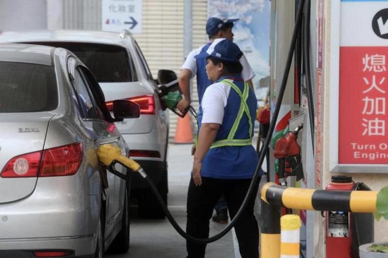 台灣中油宣布，自明（22）日凌晨零時起汽、柴油價格各調降0.1元。聯合報系資料照