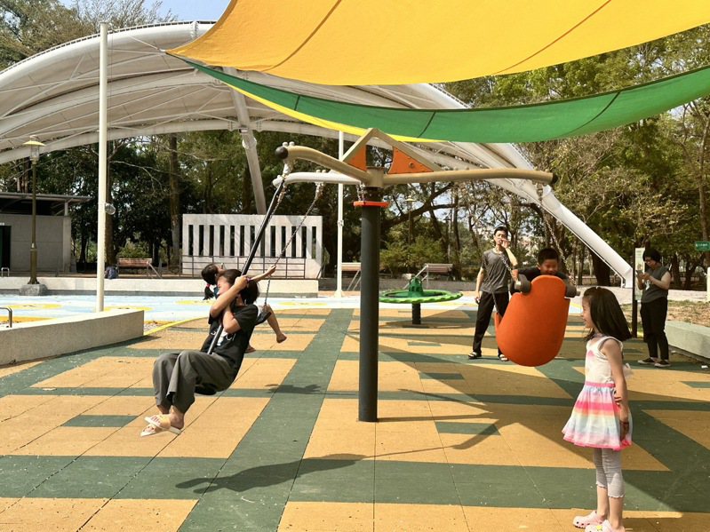 旺莱公园特色游戏场启用后，家长带著孩子到此游玩，不亦乐乎。记者李文德／摄影