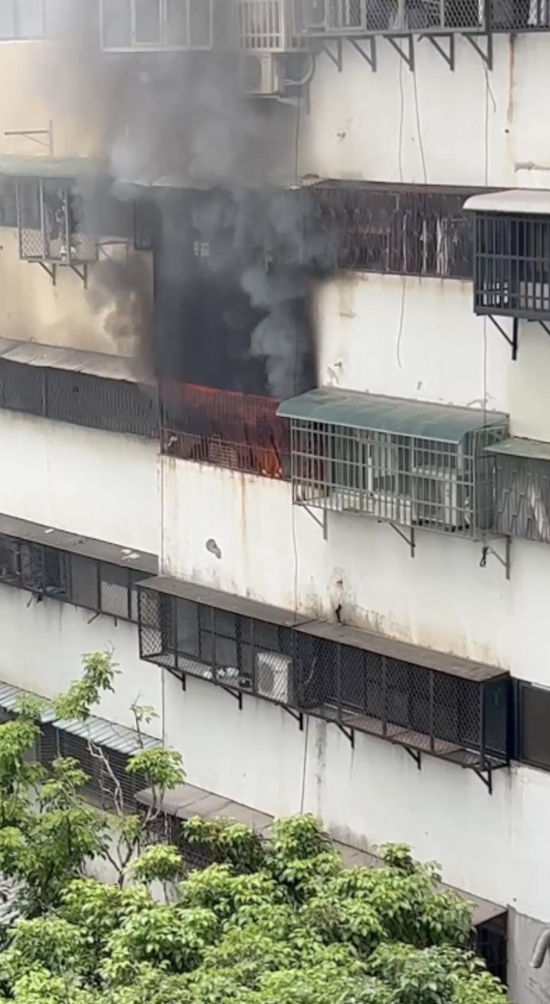 台中市北区公寓今早传出火警，承租起火户的女子刚好外出，逃过一劫。图／读者提供