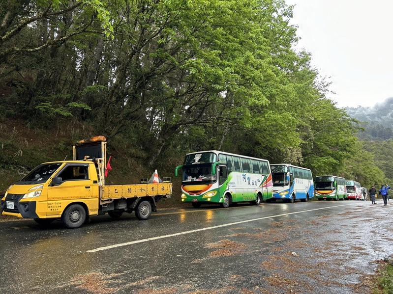 公路單位從中部地區調度13輛中型巴士，今天接送受困天祥地區的民眾離開災區，首波共撤離245人。圖／公路局提供