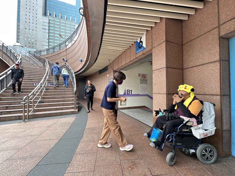新北身障男子张铭坤常在板桥车站连通道口表演口琴，他说，对打赏收入多寡平常心，「重点在享受生命」。记者王慧瑛／摄影