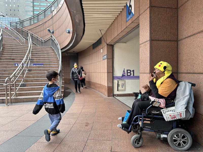 新北身障男子张铭坤常在板桥车站连通道口表演口琴，他说，对打赏收入多寡平常心，「重点在享受生命」。记者王慧瑛／摄影