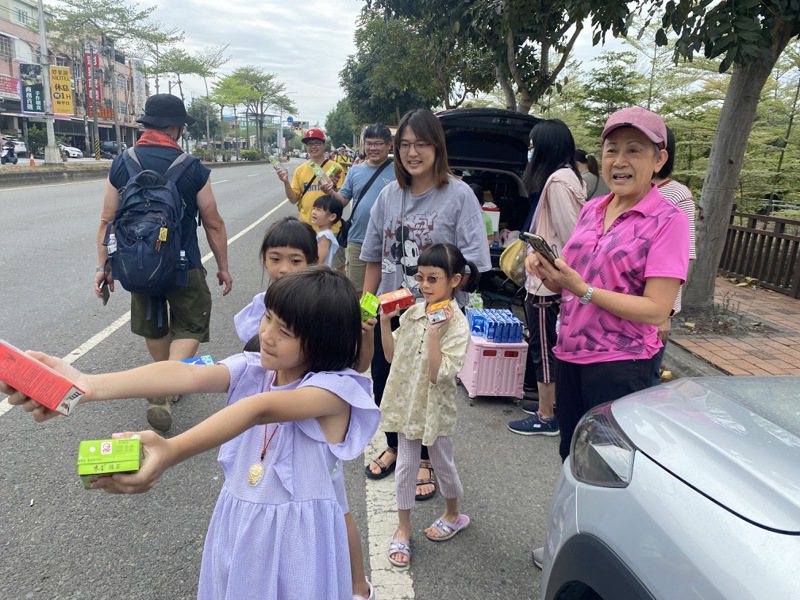台南卖馒头的林女士动员一大家族到彰化发馒头和饮料，多位小孙女都出动。记者林宛谕／摄影