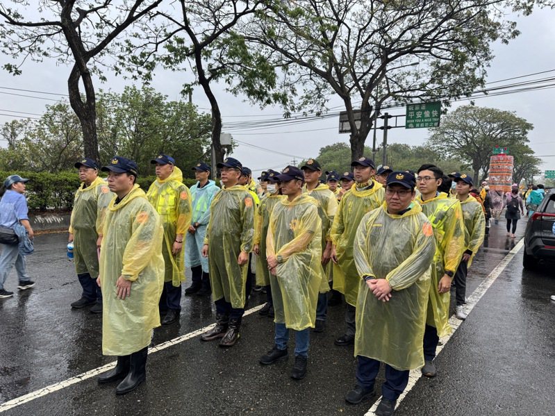 警方动员大批警力维护秩序，员林警分局长吴咏杰穿著雨衣与员警们接驾。图／员林警分局提供