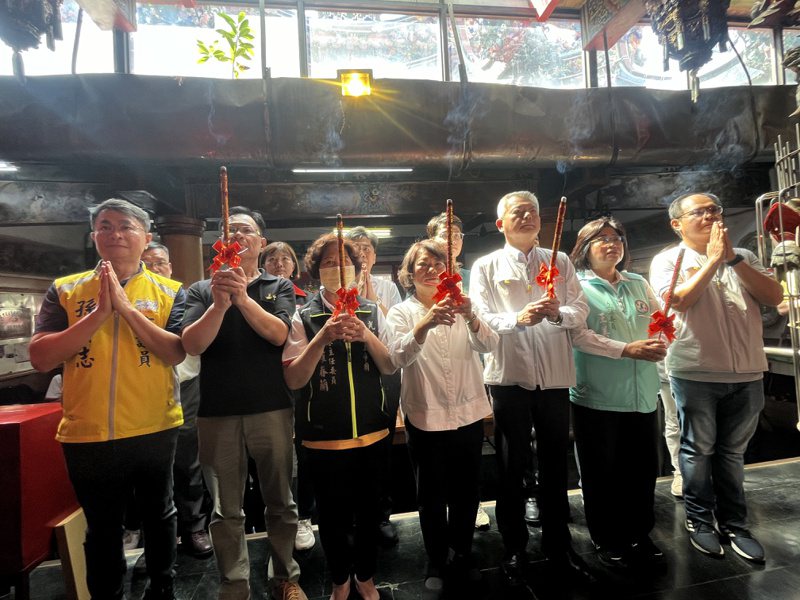 嘉义市长黄敏惠（前排右四）与来宾焚香祈福。记者李宗祐／摄影
