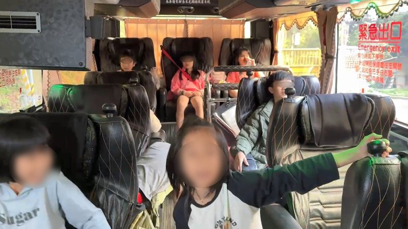 花莲西宝国小校内59人今脱困，师生搭乘中型巴士接驳下山，将到南投市用餐，并换乘大型巴士，情绪上没太大问题。图／读者提供