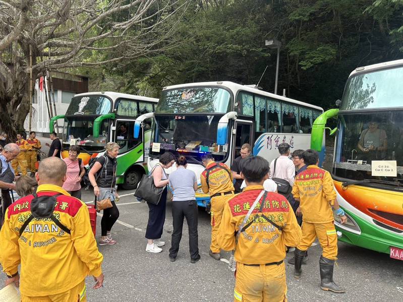 公路总局出动13辆巴士至晶英酒店撤离旅客及员工。记者黄子腾／翻摄