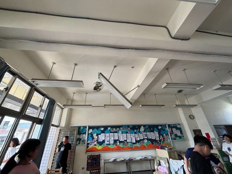 清水国小教室内灯具因地震脱落，现已全部检查并固定安装上。图／清水国小提供
