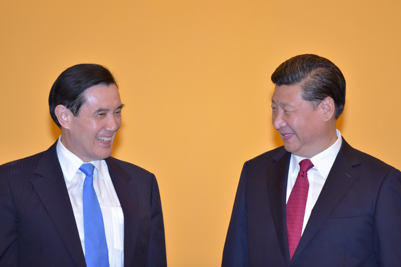 「馬習二會」可望於近日登場。圖為2015年11月7日，時任中華民國總統馬英九（左）在新加坡與中國大陸國家主席習近平（右）會面。中新社
