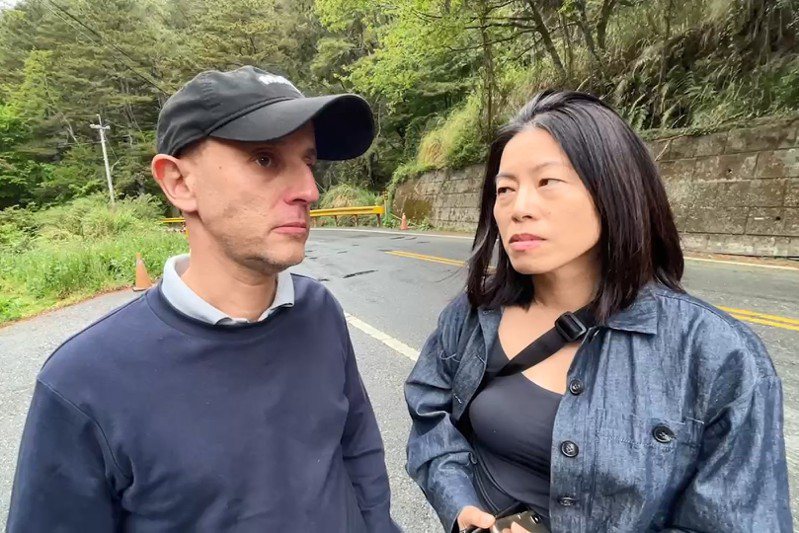 台湾前驻纽西兰代表蔡尔晃的女婿Dimitris Belbas（左）在强震后协助救人，他今与妻子现身，回想当时状况一度哽咽。图／读者提供