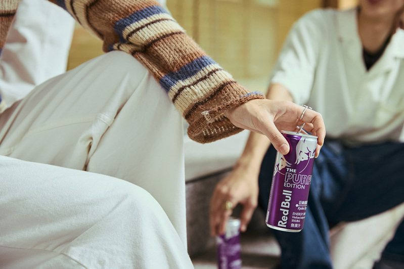 夏天到了，Red Bull Purple Edition 带给消费者巨峰葡萄香甜滋味与气泡口感的清爽体验。图／Red Bull提供
