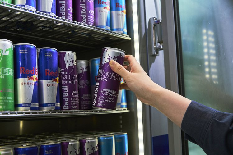 Red Bull Purple Edition 巨峰葡萄風味於四大便利超商、量販通路及電商購買享新品優惠。圖／Red Bull提供