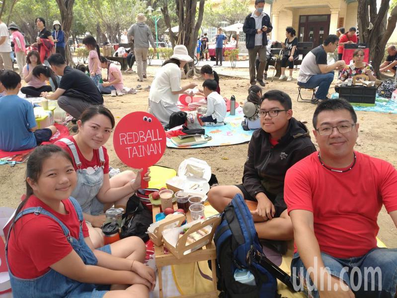 台南市红球计划最后一天来到大南门城，并举办野餐活动，吸引许多民众参加。记者郑惠仁／摄影