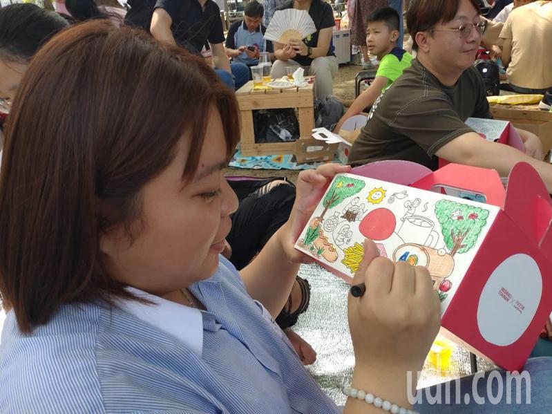 台南市红球计划最后一天来到大南门城，并举办野餐活动，民众快乐在野餐盒上彩绘，增加情趣。记者郑惠仁／摄影