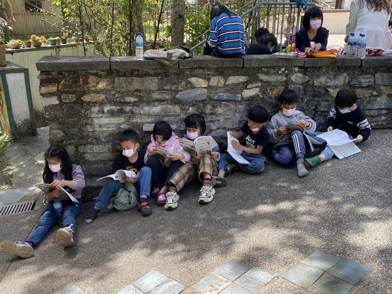 花莲西宝国小学生在受困期间仍维持正常教学，孩子们就在户外上课、看书或写作业。图／西宝国小提供