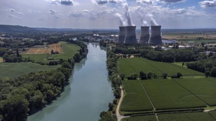 在大眾對核能湧現新一波支持之際，各國核能主管機關官員於3月下旬齊聚比利時首都布魯塞爾，參加首屆核能高峰會。然而，銀行業者在評估核能發展所需資金後顯得意興闌珊，對這些官員的宏大野心澆了一盆冷水。(彭博資訊)