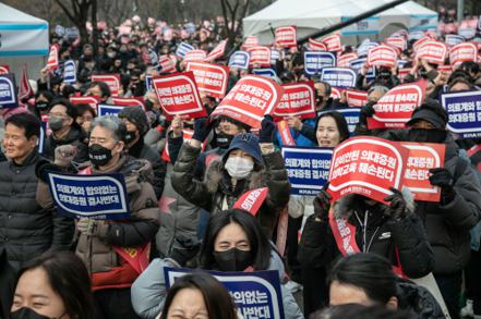南韓醫師陸續罷工以抗議擴招醫學院學生，部分原因可能是要避免步上先前廣設法學院、導致律師薪資與服務品質下滑的後塵，致使總統尹錫悅想迅速終結罷工的計畫蒙上陰影。（彭博資訊）