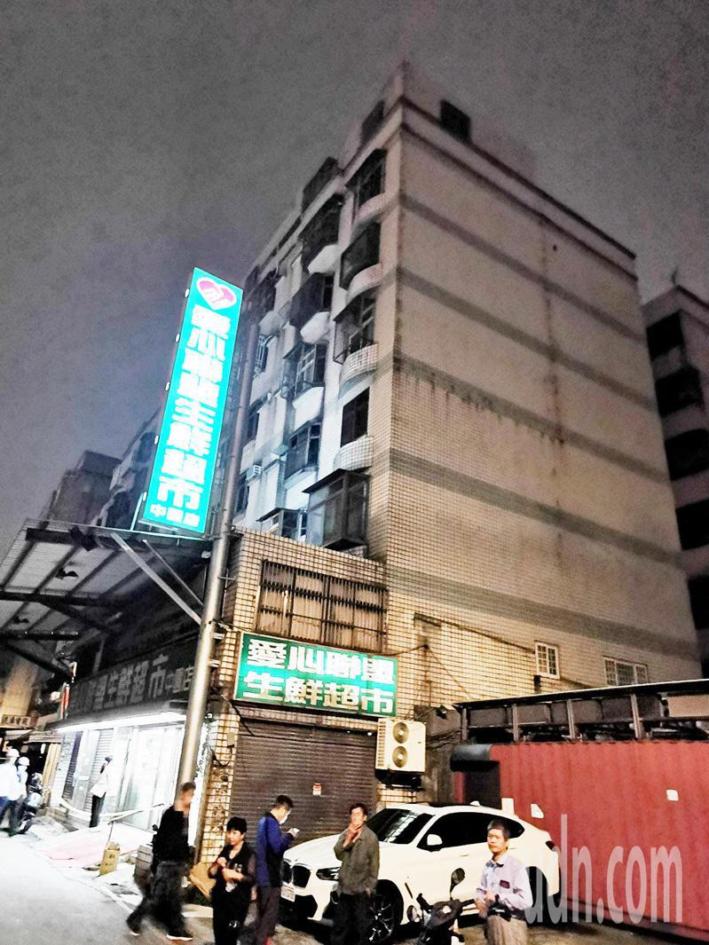 中坜区南园二路7层大楼判定危楼、贴上红单，住户紧急撤离安置。记者曾增勋／摄影