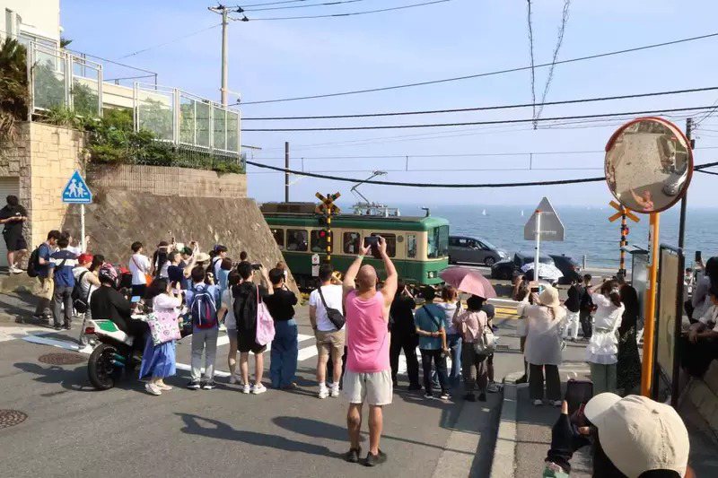 观光客到江之岛电铁平交道前打卡，已经影响当地居民的生活。（图／取自网路）