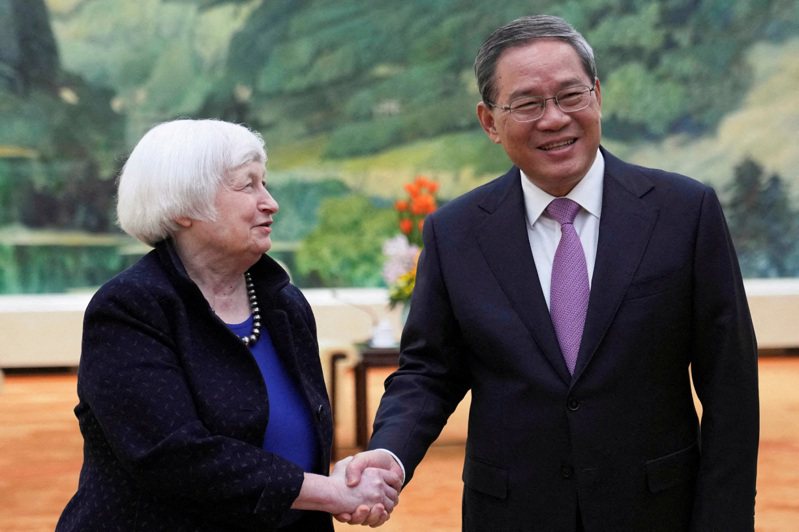 大陸國務院總理李強（右）昨天在北京會見美國財政部長葉倫，李強呼籲美方，勿將經貿問題泛安全化。 （路透）