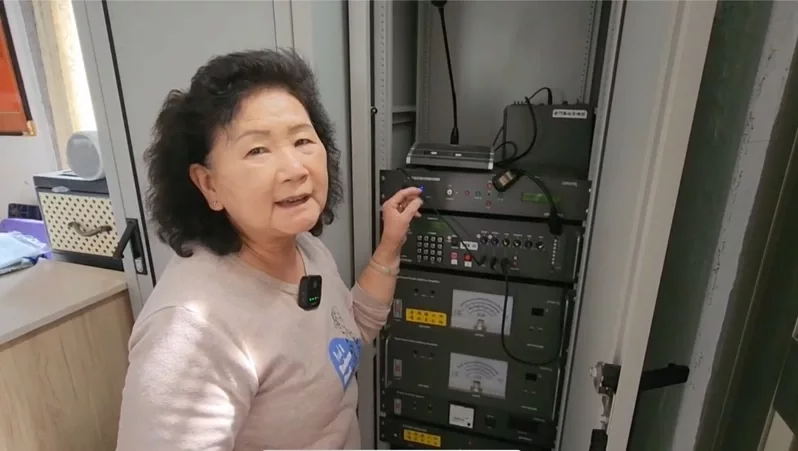 今年68歲的「阿嬤播音員」江春梅因為一段播音影片，意外爆紅。 圖／蔡家蓁攝影