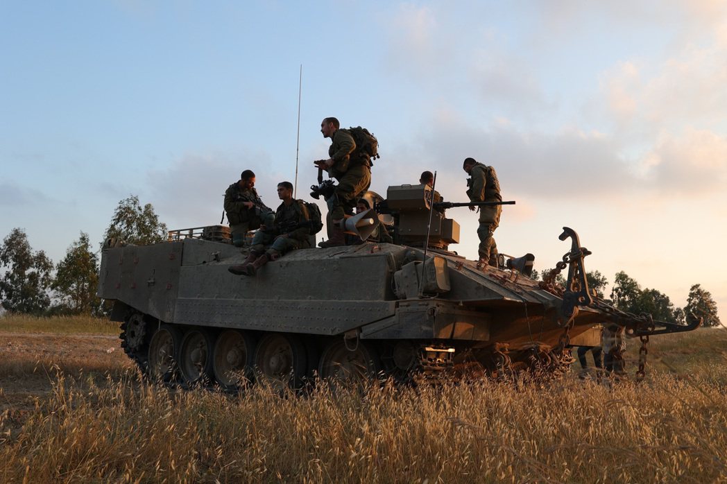圖為4月7日位於加薩邊境的以色列軍。 圖／歐新社