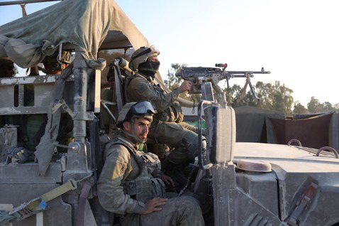 圖為4月7日位於加薩邊境的以色列軍。 圖／歐新社