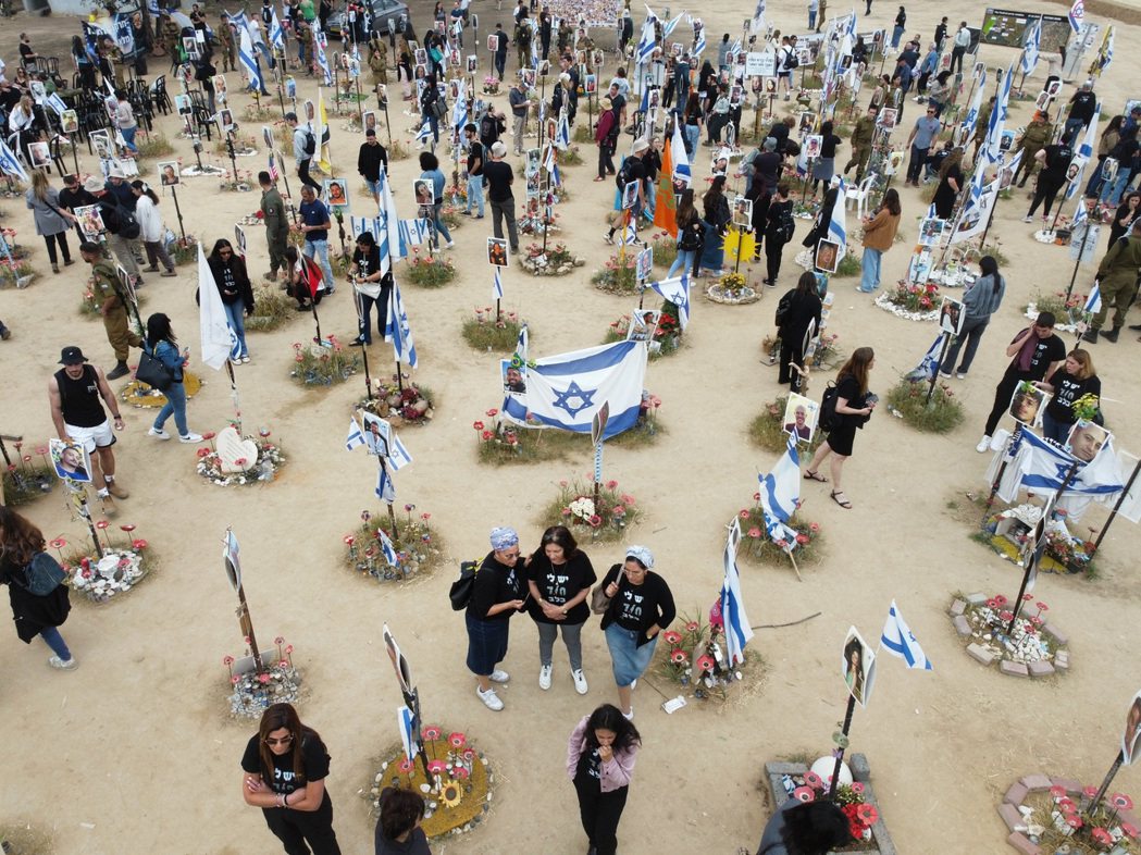 圖為4月7日，以色列追悼被哈瑪斯恐攻身亡的罹難者。 圖／歐新社
