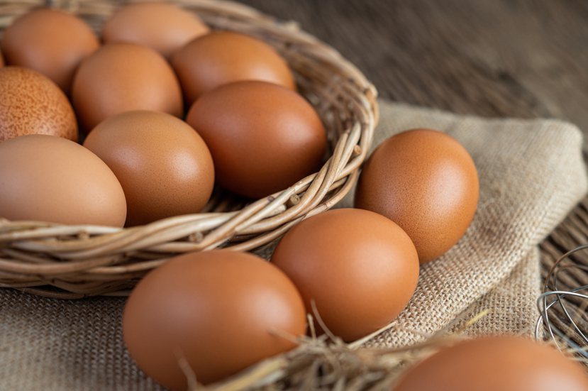 紅殼蛋比白殼蛋營養？行政院農委會指出，蛋殼顏色和蛋的營養之間並無直接關連，雞蛋的...