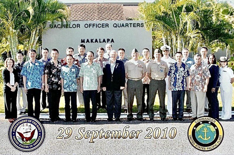 圖為2010年間時任海軍副司令的李仲威（前排左五）率「碧海專案」團隊訪問太平洋艦隊司令部。圖／讀者提供