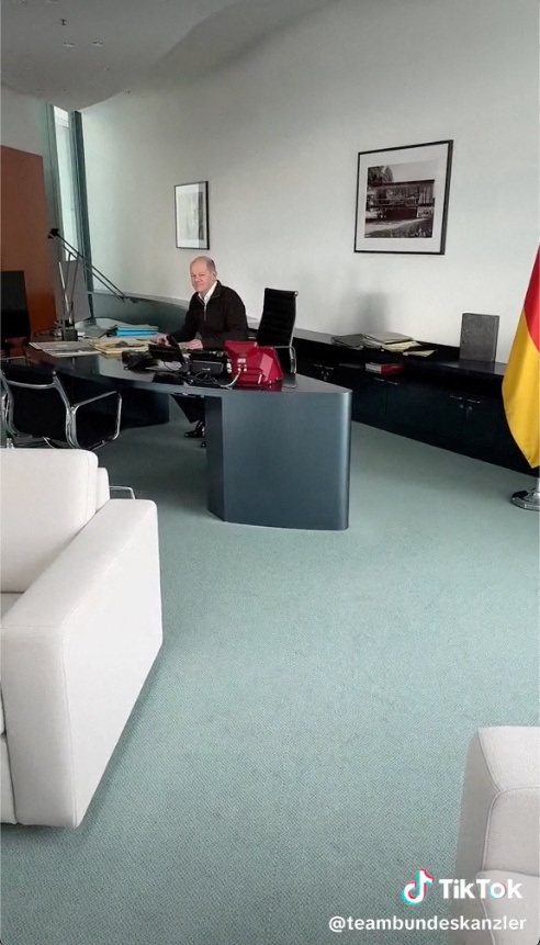 德國總理蕭茲今天在短影音平台TikTok發布第一支影片。路透